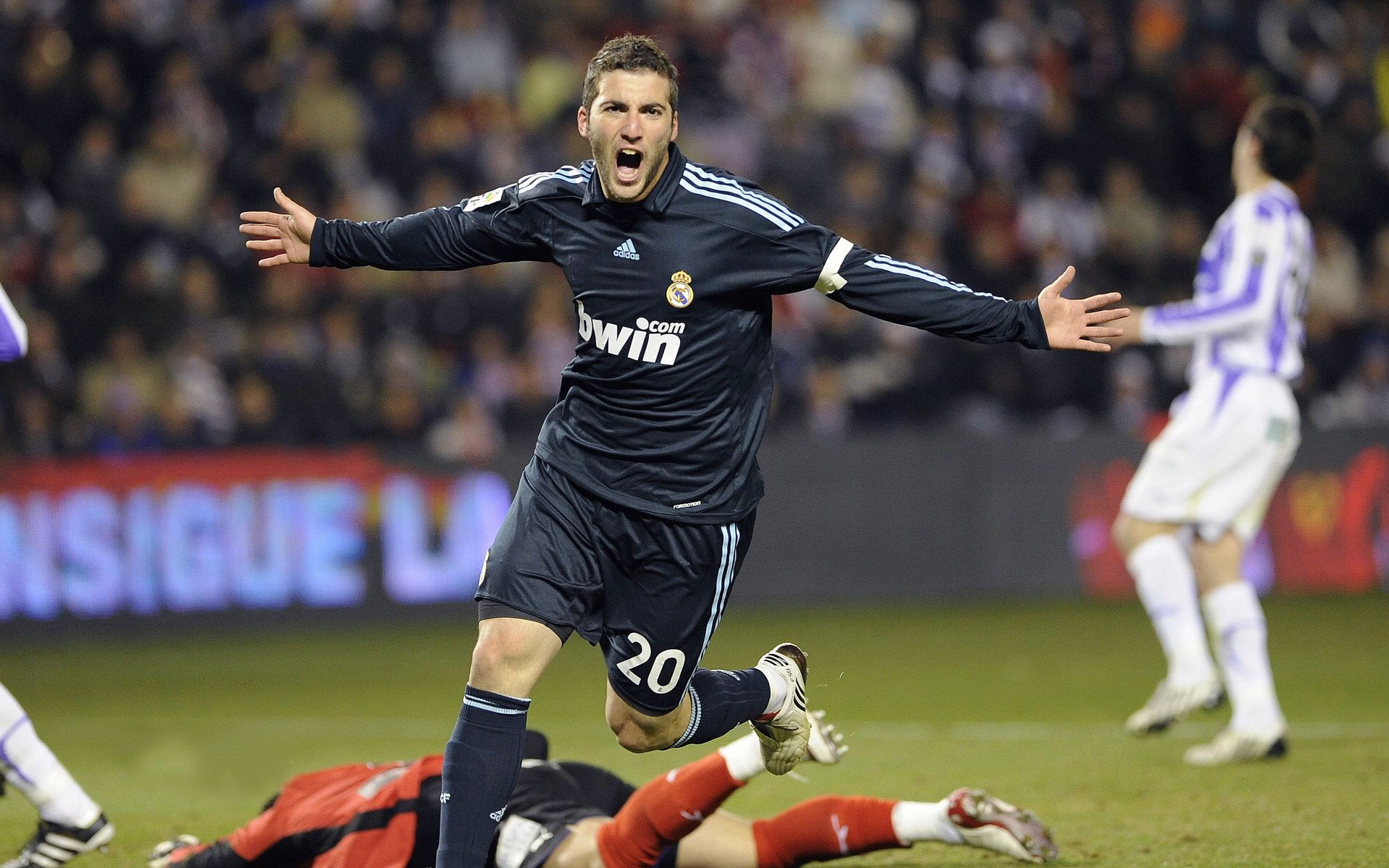 足球联赛:传奇射手再度上演帽子戏法,射手足球鞋